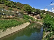 70 Qui attraversiamo il canale su ponticello